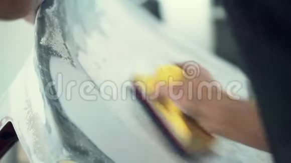 房屋油漆工手工打磨汽车表面视频的预览图