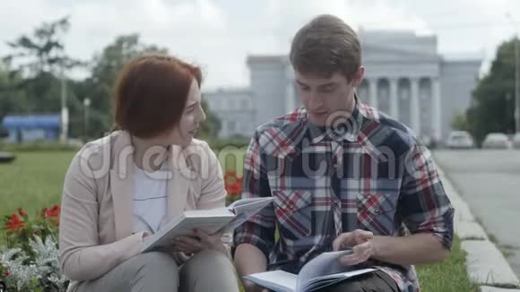 在公园学习的青少年夫妇视频的预览图