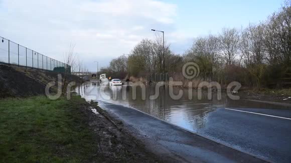 Dearne河泛滥后Dearne路上的汽车进水视频的预览图