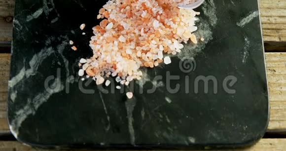 喜玛拉雅盐从碗里溢出视频的预览图