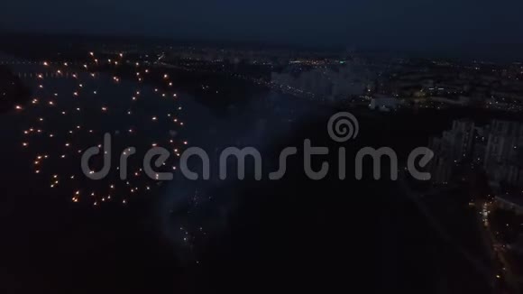 夜城上空的烟花庆祝现场视频的预览图