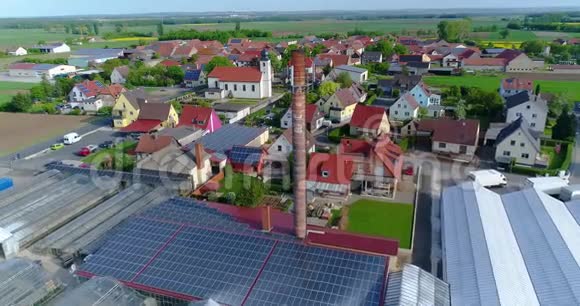一座工业建筑屋顶上的太阳能电池板欧洲城市温室欧洲农业视频的预览图