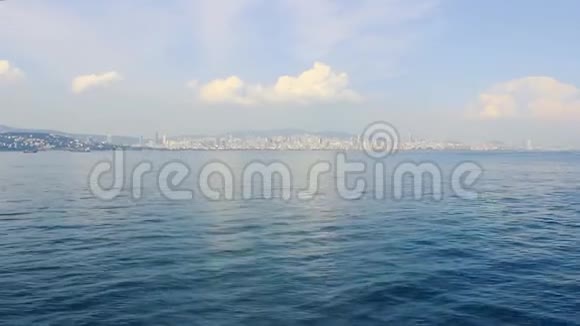 从渡轮上俯瞰城市景色美丽的大海视频的预览图