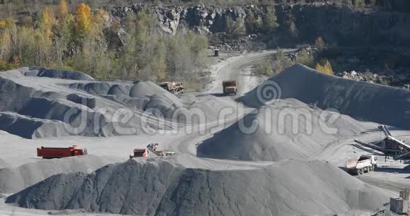 采石场的工业自卸卡车花岗岩采石场的重型机械的移动视频的预览图