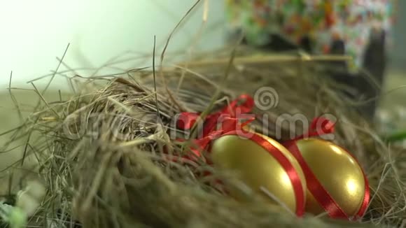 带彩带的金蛋和复活节蛋糕春假视频的预览图