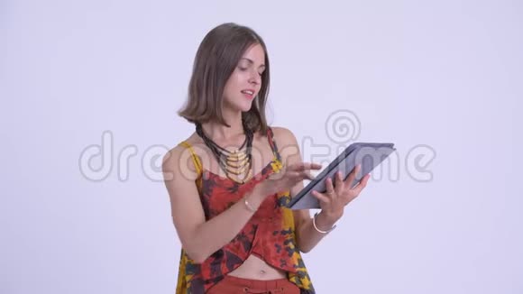 快乐年轻漂亮的时髦女人用数码平板电脑思考视频的预览图