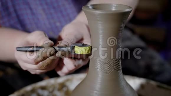 陶瓷生产大师正在商店里装饰新鲜的陶碗使用带有图案的旋转轮视频的预览图