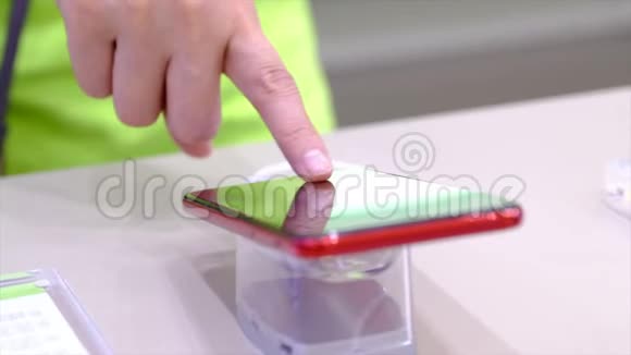 在餐桌上使用手指移动智能手机科技和家居概念视频的预览图