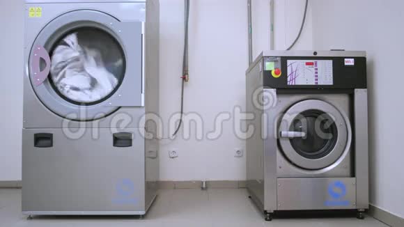 工业洗衣机烘干机工作酒店洗衣服务烘干机视频的预览图