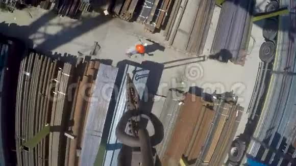 男人在金属仓库工作金属渠道运输在建筑工地工作一个不寻常的视角视频的预览图