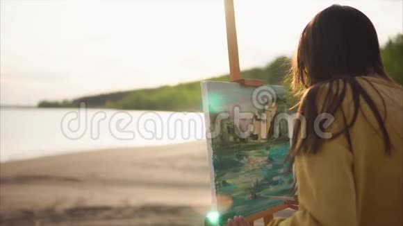 神秘的女孩用绘画完成静物艺术家在露天视频的预览图