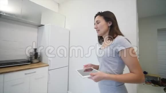 小夫妻在厨房里吵架男人和女人在沮丧和愤怒的手势中尖叫慢动作视频的预览图