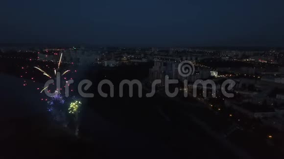 夜城上空的烟花庆祝现场视频的预览图