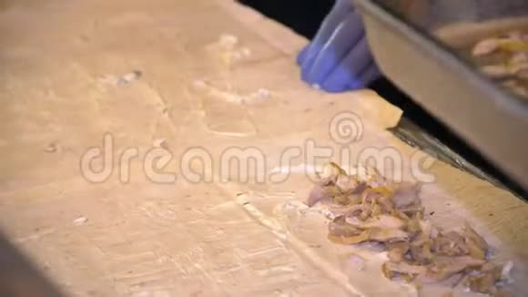 厨师用松露和黄金准备沙威玛视频的预览图
