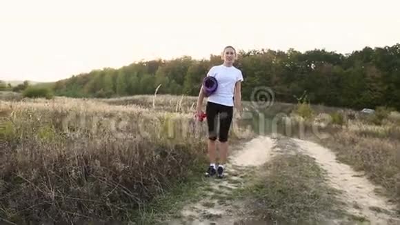 女人走路锻炼身体视频的预览图