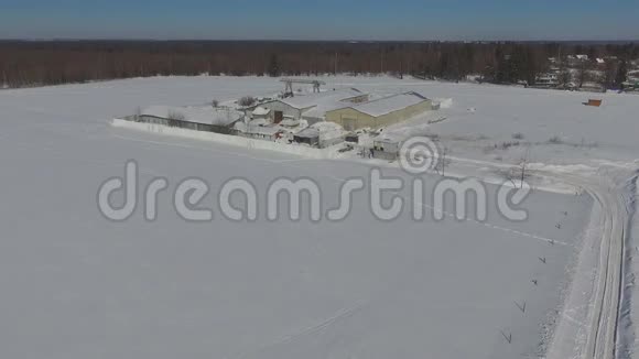 雪覆盖领域的工业概念视频的预览图
