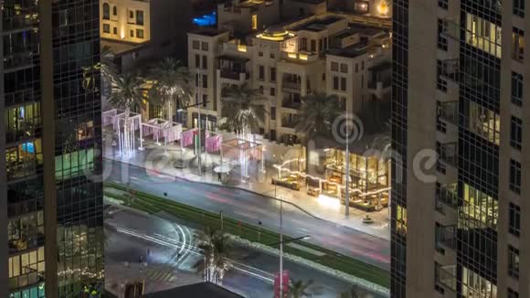 鸟瞰迪拜天际线时间推移和高峰时间交通在市中心的夜晚视频的预览图