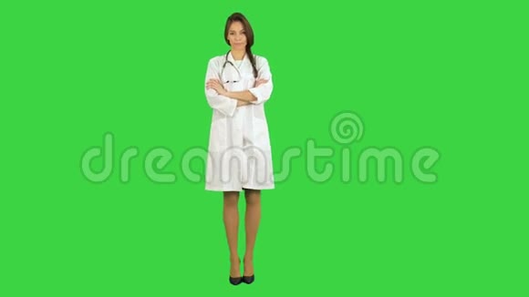 年轻自信的女医生在绿色屏幕上举起手指摆姿势Chroma键视频的预览图