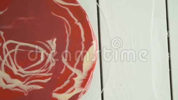 红慕斯蛋糕配镜面糖霜视频的预览图