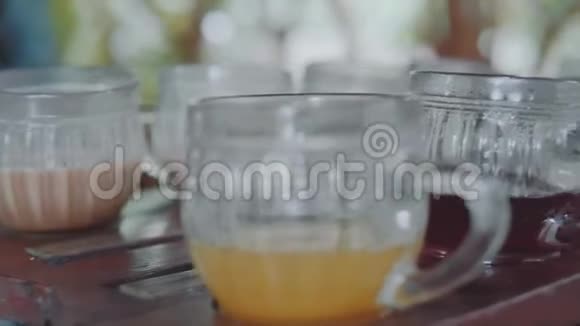 带有不同类型茶和咖啡的特写玻璃杯视频的预览图
