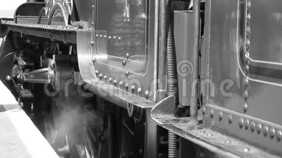 BW在蒸汽火车司机爬上4K蒸汽机时被击中视频的预览图