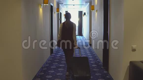 带着袋子的女人走过走廊到她的房间视频的预览图