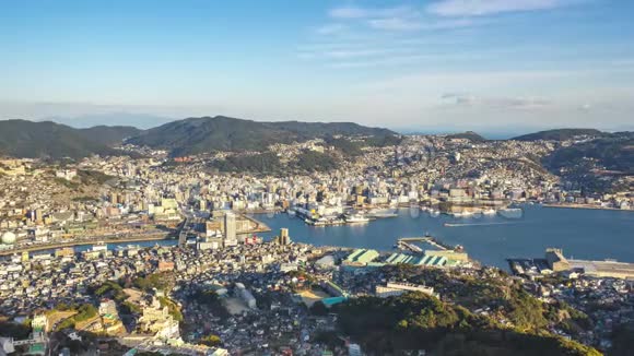 从日本长崎的伊纳萨山看长崎城市天际线的时间推移视频视频的预览图