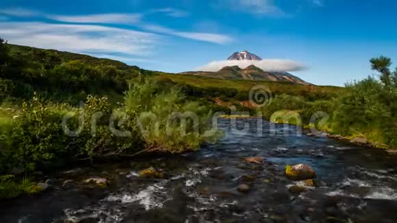 堪察加半岛美丽的山景维柳金斯基火山景观视频的预览图