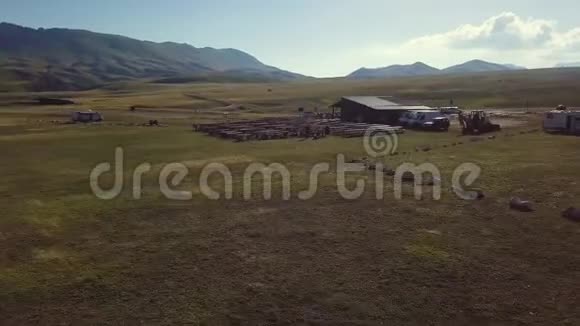 4k空中射击木制野餐区露营车驶向令人惊叹的山谷视频的预览图