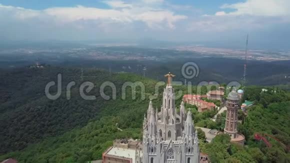 从提比达博山俯瞰巴塞罗那的全景加泰罗尼亚西班牙视频的预览图