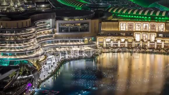 夜间鸟瞰市中心ancing喷泉市中心和一个人造湖时间推移在迪拜阿联酋视频的预览图