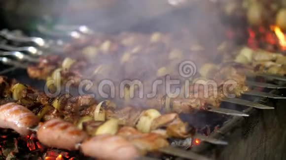 烤串烹饪上金属串特写烤肉时烤熟的肉BB新鲜牛肉片视频的预览图