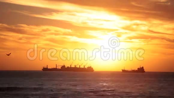 日落时分的船只视频的预览图