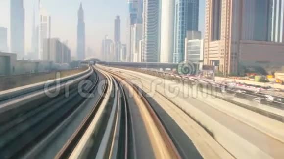 摩天大楼蓝天背景商务中心和阿拉伯联合酋长国迪拜地铁列车视频的预览图