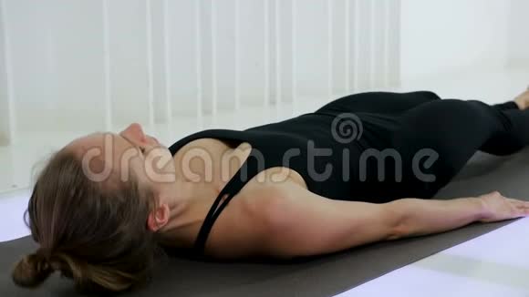 女孩瑜伽躺在他背上视频的预览图