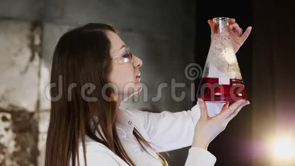 在烧瓶中试验红色液体视频的预览图