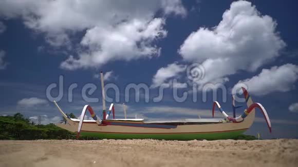 蓝天白云上的美景五彩有趣的小船在沙滩上阳光明媚视频的预览图