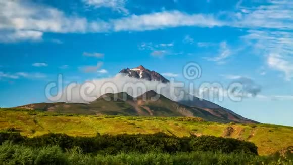 堪察加半岛美丽的山景维柳金斯基火山景观视频的预览图