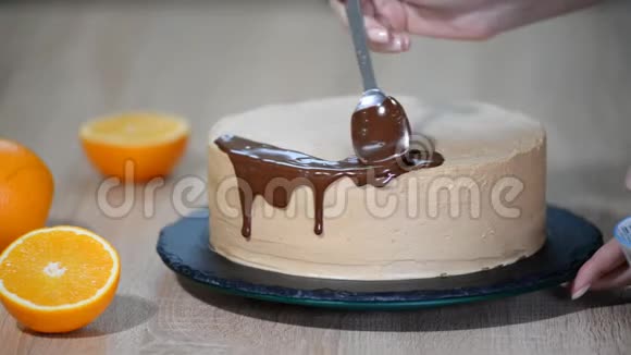 巧克力蛋糕上的糖霜现代蛋糕糖果师装饰蛋糕视频的预览图