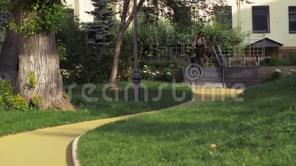 城市公园匝道上骑自行车的红发女子视频的预览图