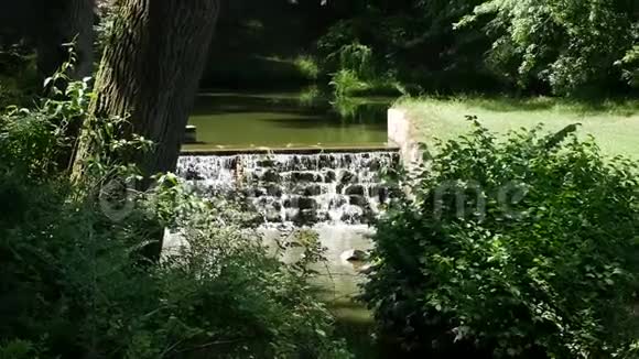 小水坝清洁了河流的水道视频的预览图