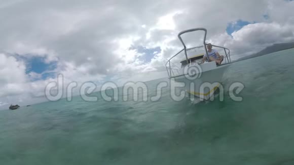 在海洋中进行水上旅行的人毛里求斯附近的水晶石游艇视频的预览图