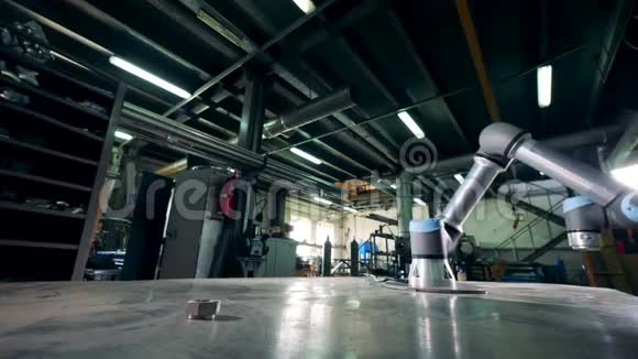 带移动机器人机构的仓库视频的预览图