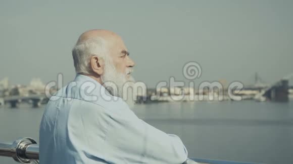 老人从观景台欣赏河流视频的预览图