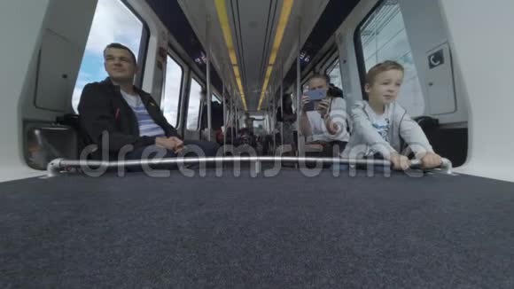 一家人乘无雨火车在城里旅行视频的预览图