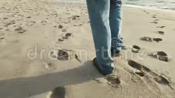 中年男子独自在海上行走视频的预览图
