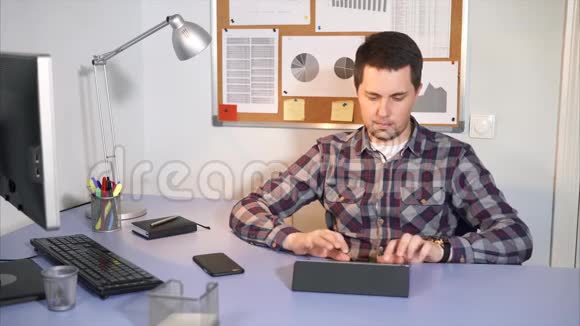 办公室工作人员在办公室里的平板电脑上检查收到的邮件视频的预览图