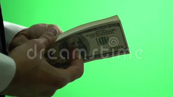 Chroma的关键商人手里拿着100美元的钞票视频的预览图
