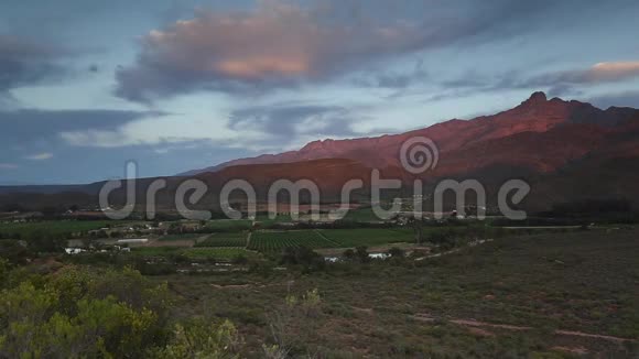 在南非西开普的拉迪史密斯小镇上的全景兰格伯格山脉和塔科普山脉在t视频的预览图