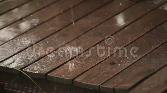 雨滴落在木制的户外露台上视频的预览图